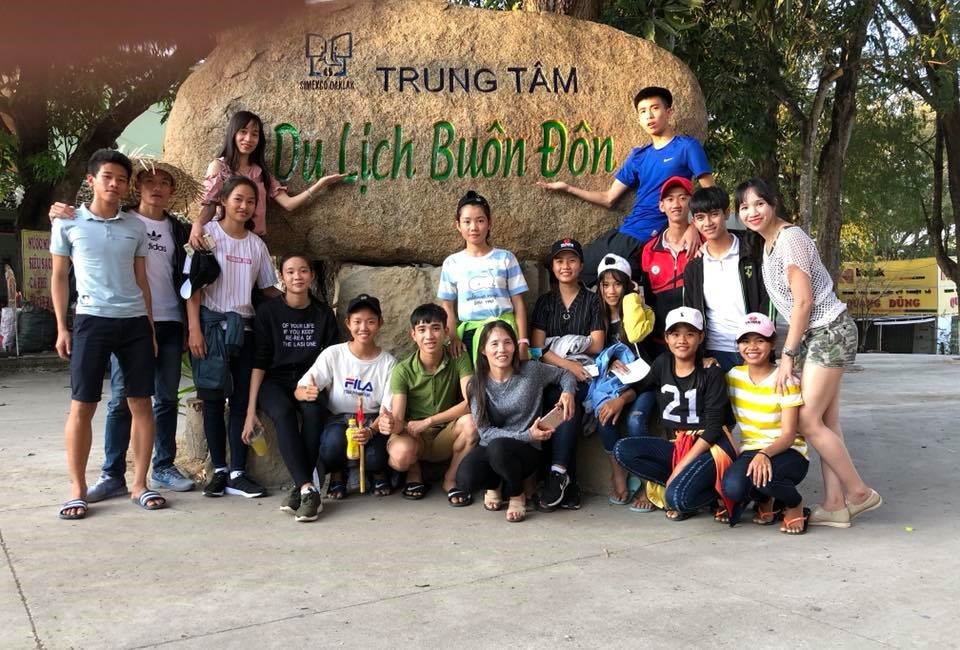 HLV Khánh Đoan và các VĐV khám phát đất Buôn Đôn.