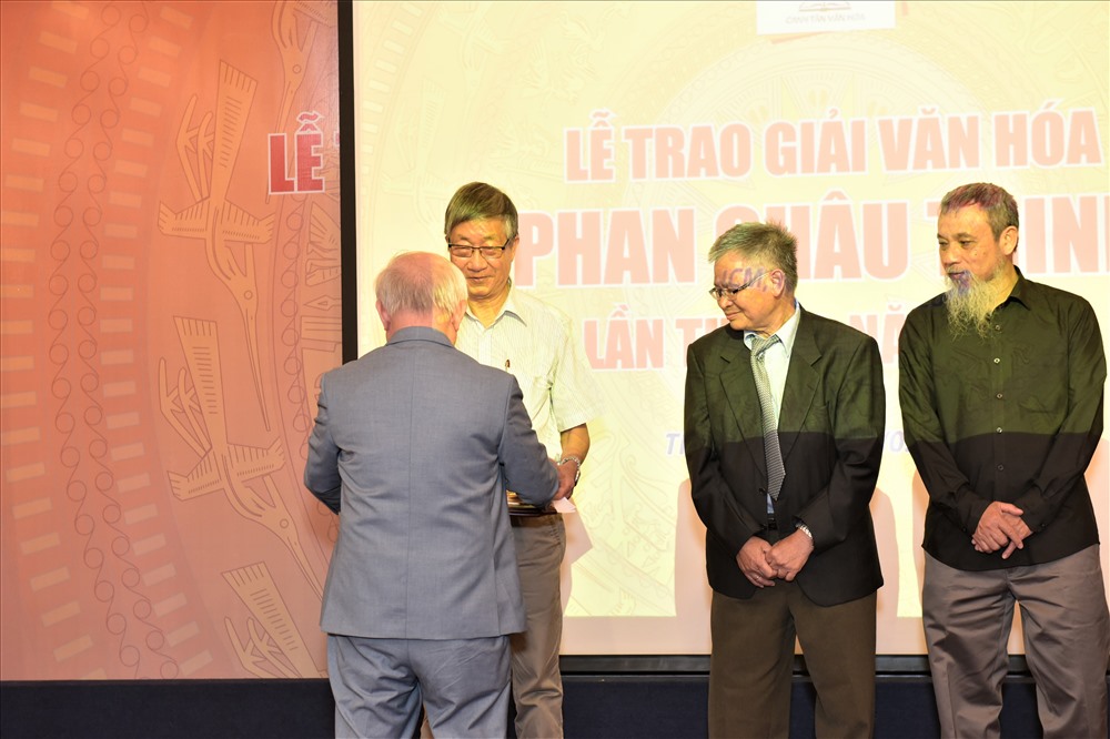 Nhà nghiên cứu Nguyên Ngọc trao giải cho các học giả
