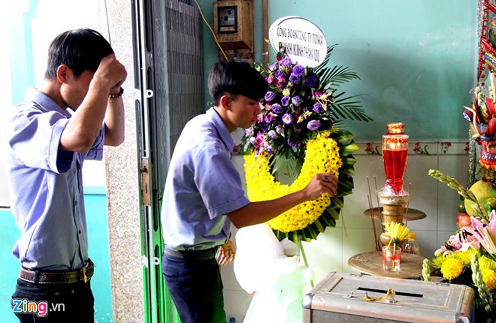 2 bảo vệ trẻ thắp nén nhang tiễn người đồng nghiệp cùng xả thân cứu nạn nhân trong đêm cháy Carina Plaza.