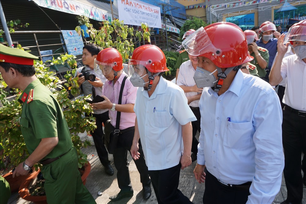 Sau đó, Phó Thủ tướng trực tiếp xuống hiện trường vụ cháy chung cư để kiểm tra, chỉ đạo công tác điều tra.