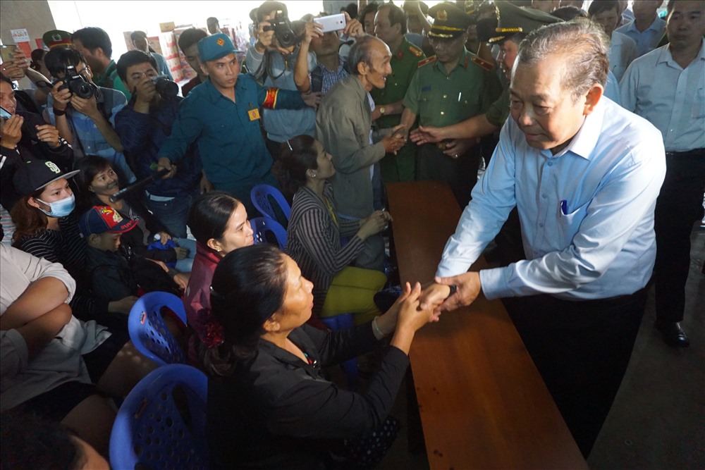 Sau đó Phó Thủ tướng đã trực tiếp gặp gỡ hỏi thăm các nạn nhân vụ cháy chung cư Carina.