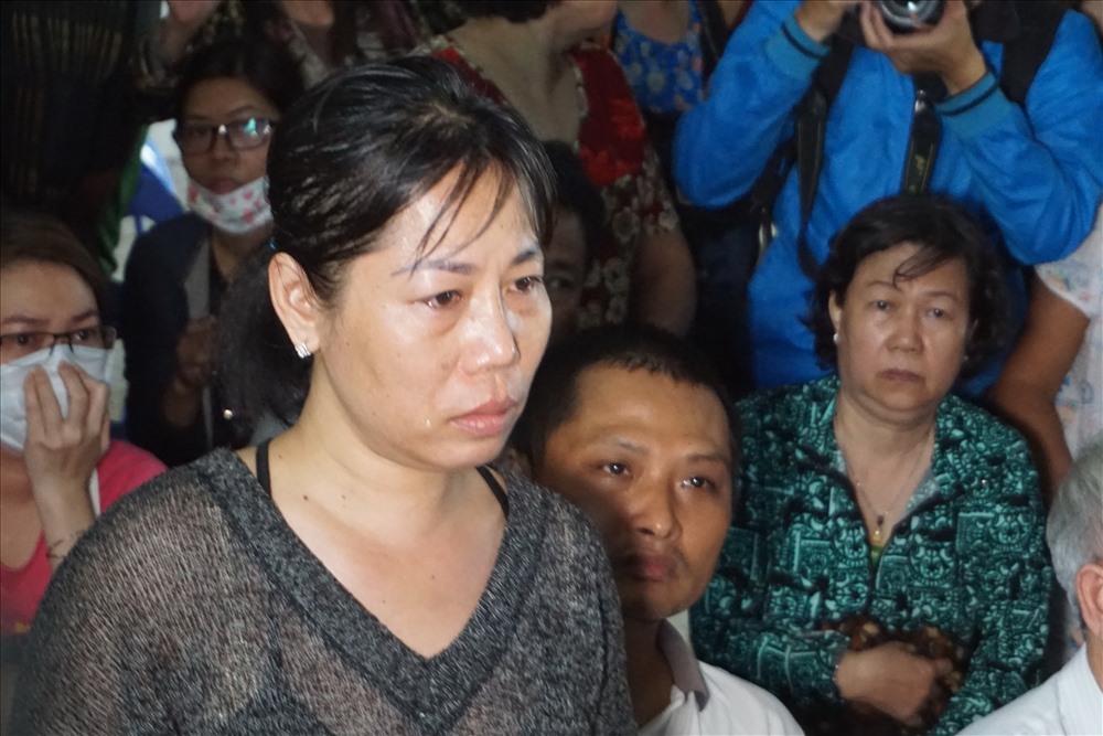 “Mong Phó Thủ tướng giúp đỡ chúng tôi. Mấy ngày nay chúng tôi số trong thấp thỏm, không biết khi nào mới được về nhà. Chủ đầu tư thì vẫn bặt vô âm tín” – chị Nguyễn Thị Thu – cư dân chung cư Carina bật khóc khi nói với Phó Thủ tướng.