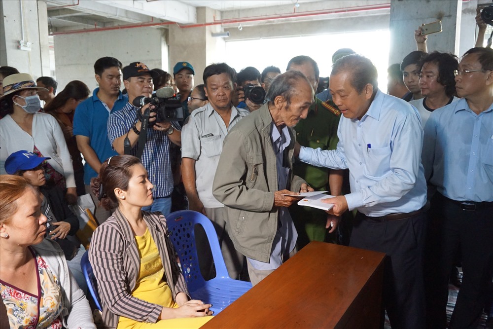 Phó Thủ tướng Trương Hòa Bình đến thăm hỏi, động viên người dân đang sống tạm cư tại chung cư City Gate (đối diện chung cư Carina Plaza).