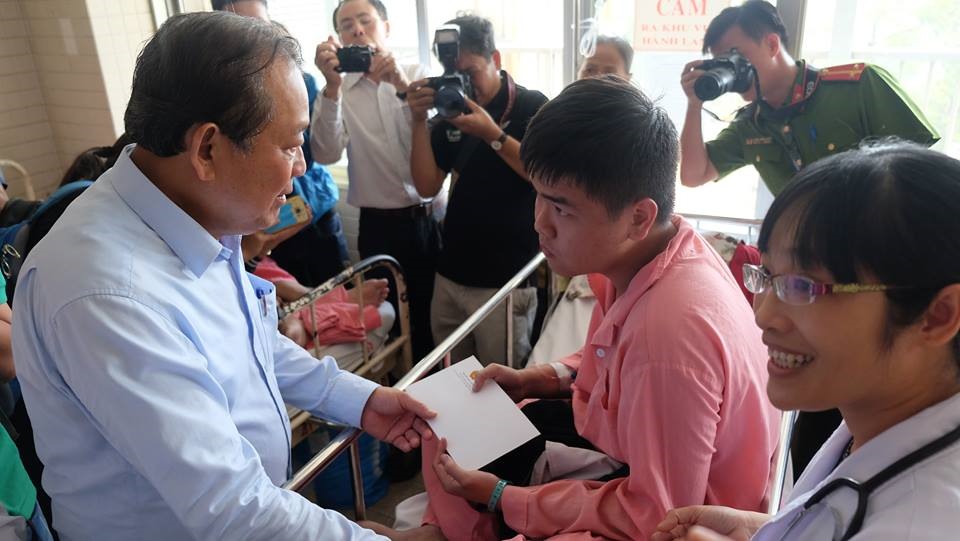 Phó thủ tướng Trương Hòa Bình thăm hỏi động viên và trao một số tiền hỗ trợ các nạn nhân vụ cháy chung cư Carina