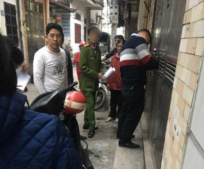 Đối tượng Thông mặc áo trắng.