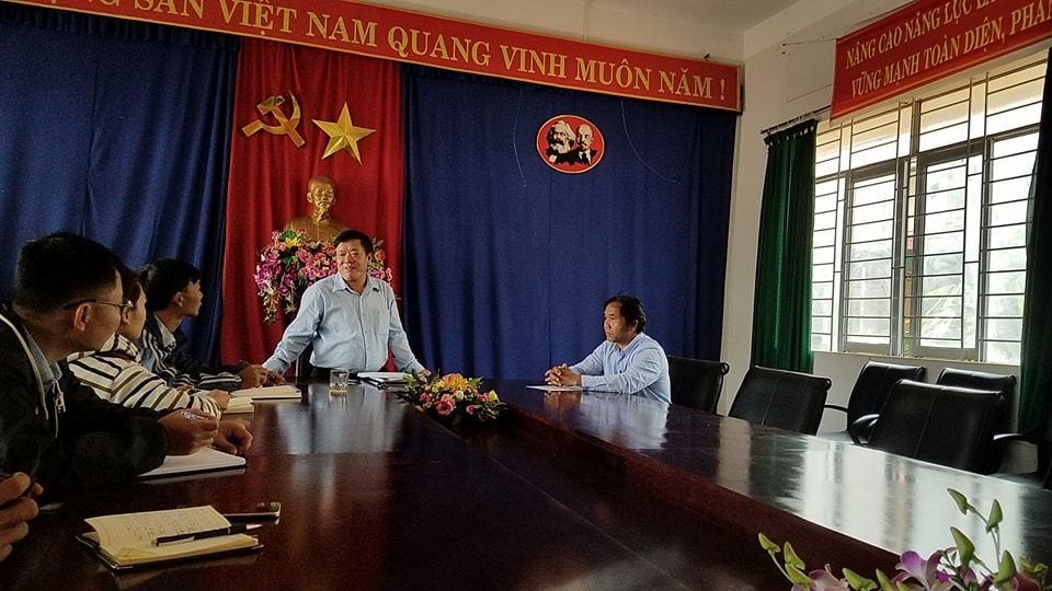Ông Khả, Hiệu trưởng nhà trường (đứng giữa- PV) phủ nhận thông tin cá có giun.