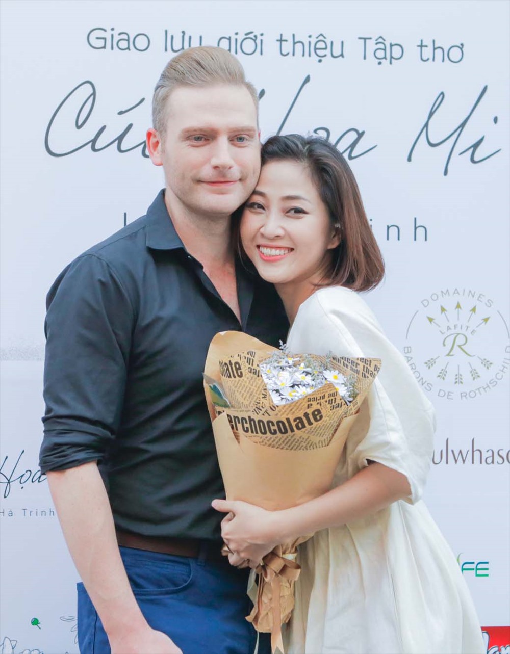 Ca sĩ người Mỹ Kyo York đến chúc mừng Liêu Hà Trinh