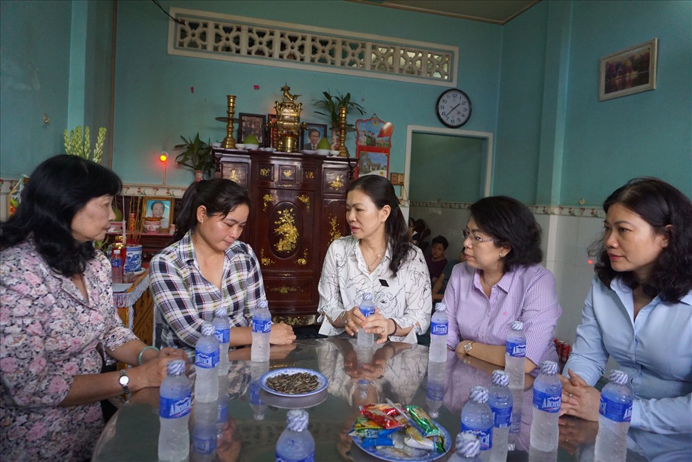 - Bà Trương Thị Ngọc Ánh (giữa), Phó Chủ tịch Ủy ban Trung ương MTTQ Việt Nam động viên người nhà anh An vượt qua nỗi đau, ổn định cuộc sống