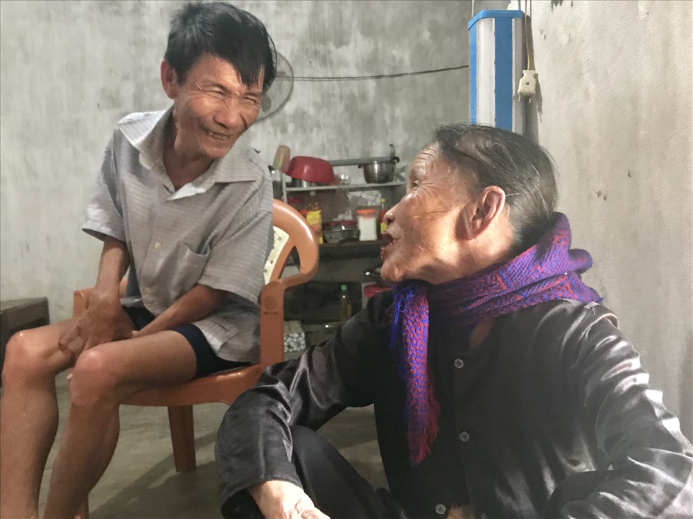 Anh Cầm và mẹ