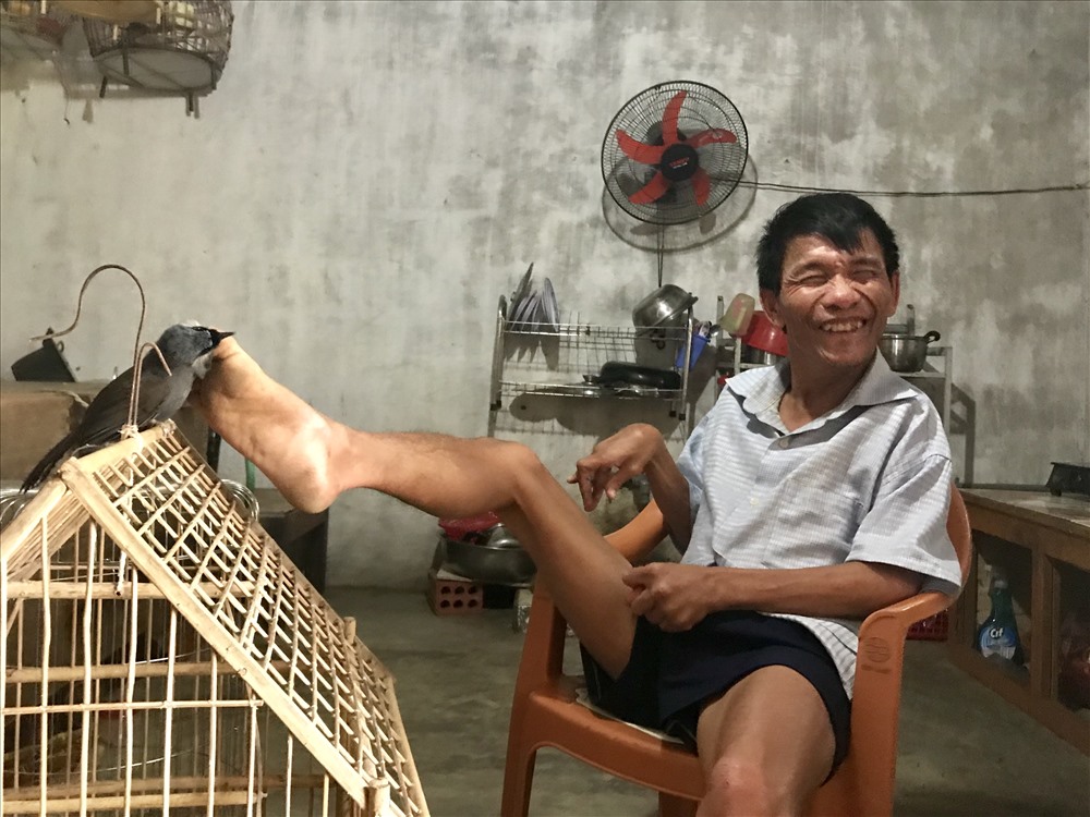 Anh Cầm đang vỗ về “bạn cùng nhà” là chú chim nhỏ
