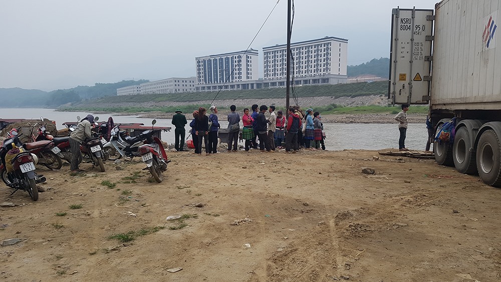 Phu phen đứng sẵn phía sau những xe tải chờ được gọi bốc hàng. Ảnh: LN.