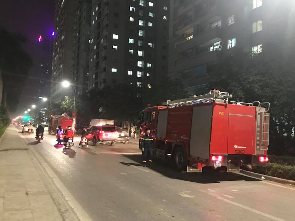 Nhận được tin báo, Phòng CSPCCC số 3 đã huy động 4 xe cứu hoả đến hiện trường để dập lửa.