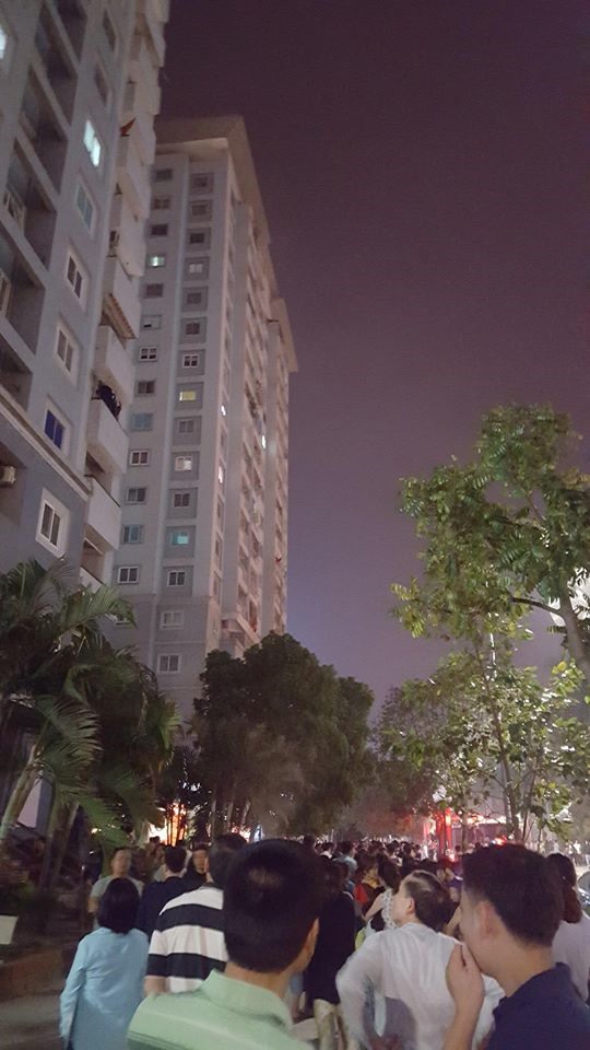 Lúc này, người dân sinh sống trong toà nhà do hoảng sợ đã hô hoán nhau bỏ chạy xuống sân của toà nhà.
