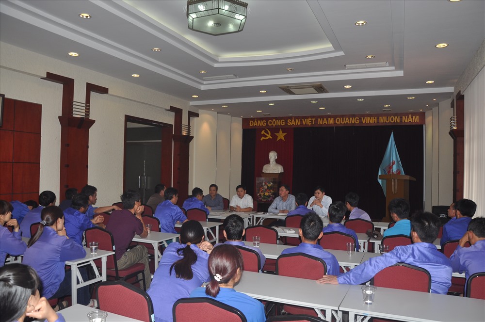 Công nhân lao động trong buổi làm việc với lãnh đạo Tcty Xây dựng Hà Nội. Ảnh: Quế Chi