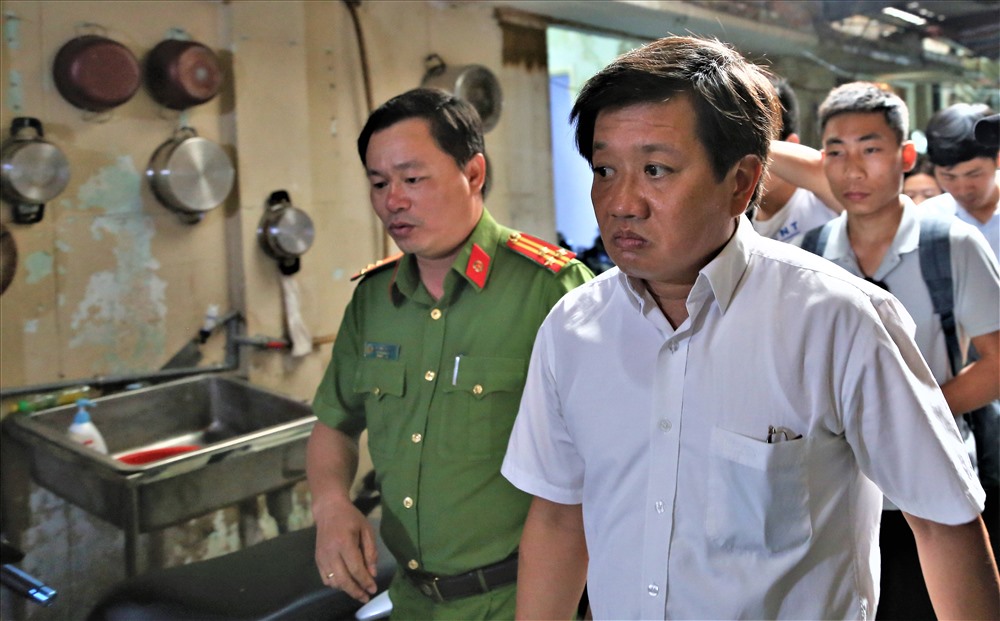 Chiều nay, ông Đoàn Ngọc Hải tiếp tục đi kiểm tra các chung cư cũ trên địa bàn. Nơi đầu tiên ông kiểm tra là chung cư nằm tại số 23 Lý Tự Trọng, phường Bến Nghé. Ảnh: Trường Sơn