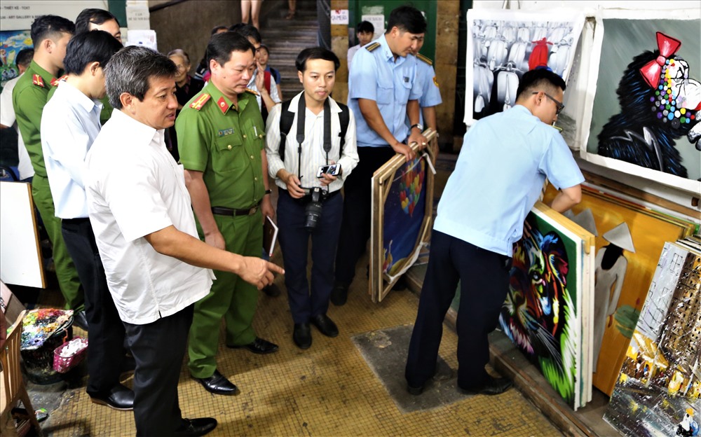 Chung cư 26 Lý Tự Trọng có 5 tầng, được xây dựng trước năm 1975. Thời gian gần đây, chung cư này được các hộ dân cho thuê, biến thành một trung tâm thương mại với nhiều cửa hàng quần áo, quán cà phê, tầng trệt thì có một phòng trưng bày, bán tranh. Ảnh: Trường Sơn