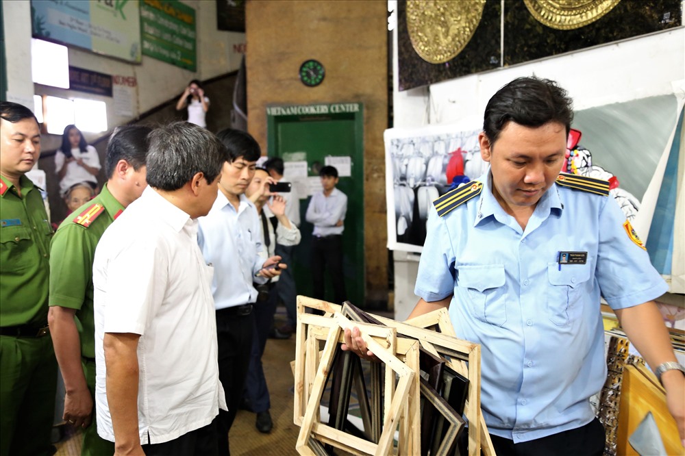 Phát hiện chủ phòng tranh tập kết tranh, phụ kiện dọc các lỗi đi, ông Hải yêu cầu lực lượng TTĐT thu gom, đưa đi nơi khác để đảm bảo an toàn PCCC. Ảnh: Trường Sơn