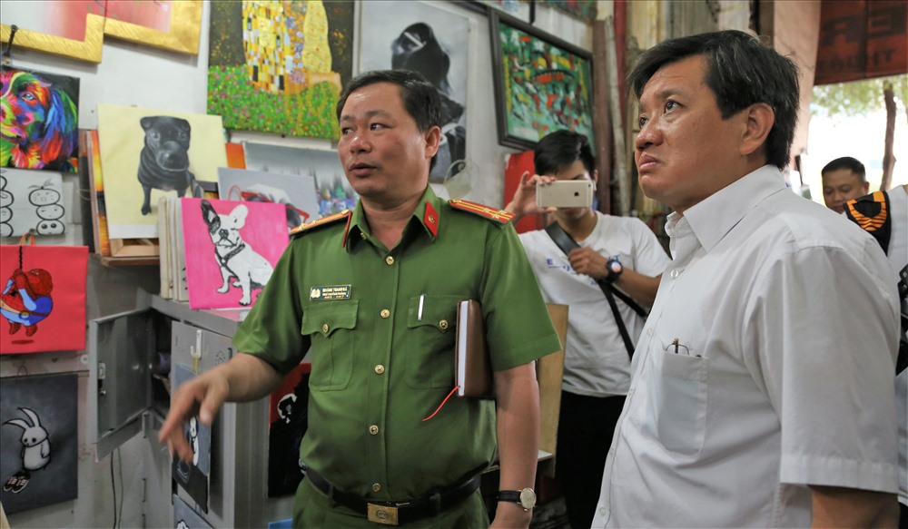 Sau khi rời chung cư 23 Lý Tự Trọng, ông Hải cùng đoàn đến kiểm tra chung cư 26 Lý Tự Trọng. Ảnh: Trường Sơn
