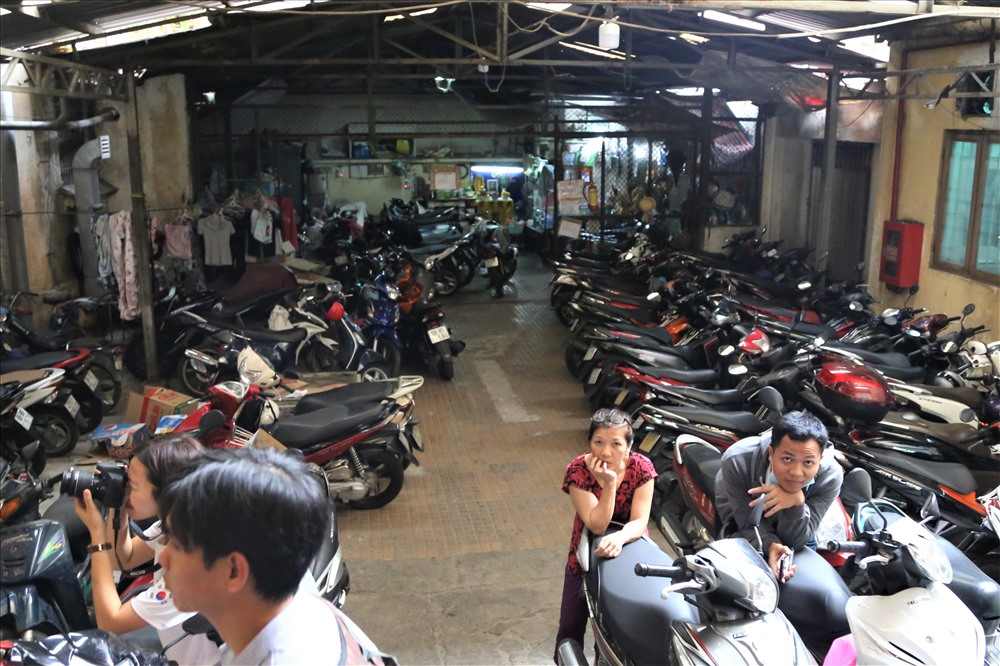 Một hộ kinh doanh cùng bãi xe phía sau chung cư bị ông Hải yêu cầu xử lý dứt điểm. “Chính quyền phường không nên nhượng bộ nữa, phải xử lý nghiêm và dứt điểm để đảm bảo an toàn cho bà con. Lỡ có hỏa hoạn xảy ra mà lộn xộn thế này thì bà con biết đường anof mà chạy” - ông Hải nói. Ảnh: Trường Sơn