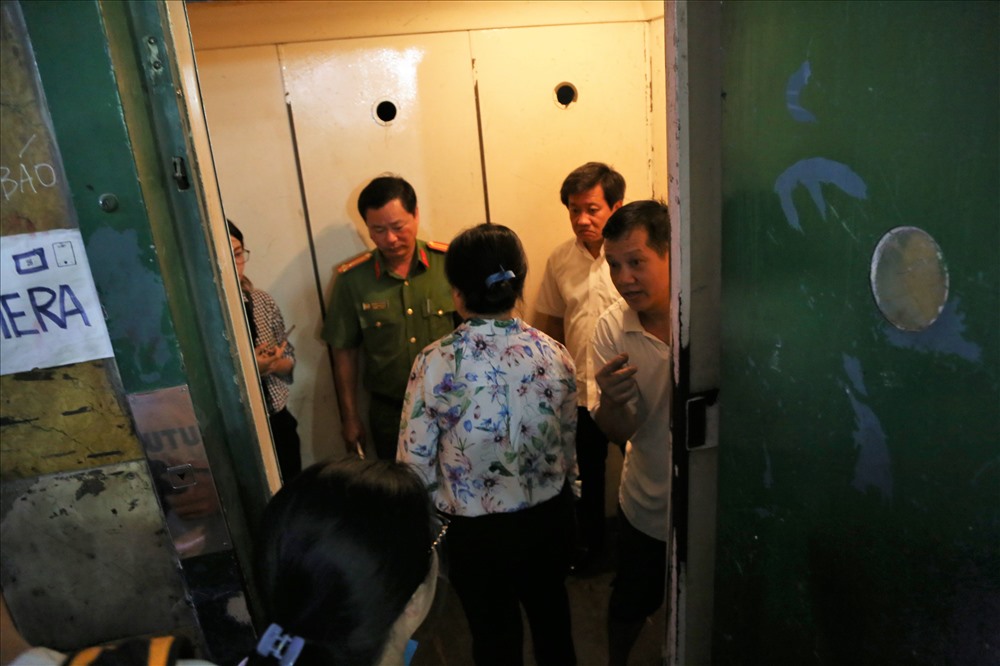 kiểm tra các tầng bên dưới, ông Hải yêu cầu được lên kiểm tra sân thượng của chung cư này - nơi ông cho rằng có nhiều vi phạm về trật tự xây dựng. Ảnh: Trường Sơn