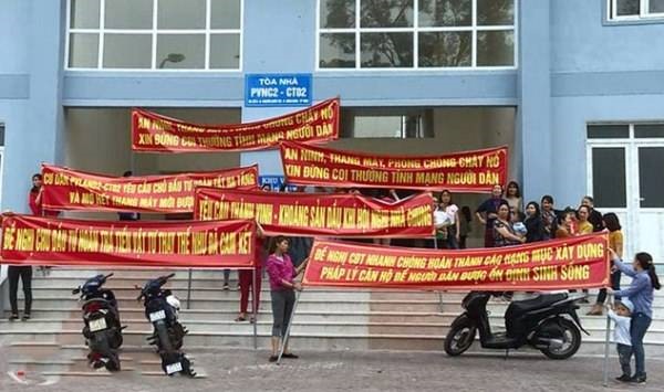 Người dân căng băng rôn phản đối chủ đầu tư... Ảnh: HQ