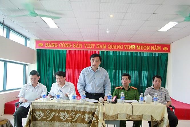 Ông Huỳnh Thanh Điền – Phó Chủ tịch UBND tỉnh Nghệ An trao đổi với nhà đầu tư và người dân. Ảnh: HQ