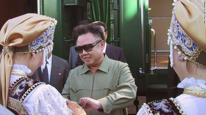 Cố lãnh đạo Kim Jong-il tại nhà ga Omsk, Nga tháng 8.2001. Ảnh: CNN