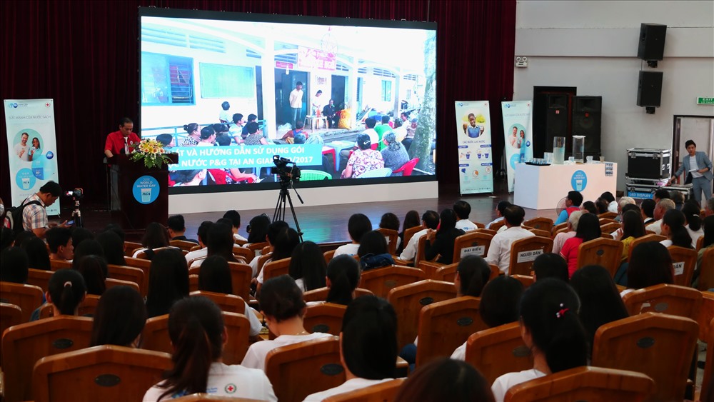 Quang cảnh buổi lễ triển khai Chương trình Nước uống sạch cho trẻ em. (Ảnh: L.T)