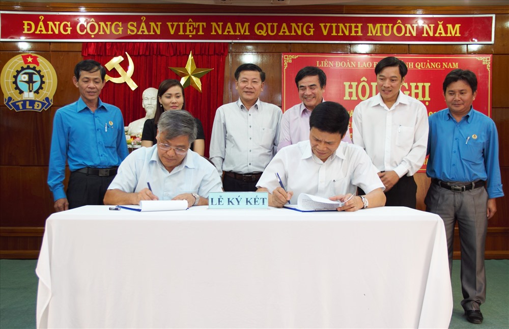 Đại diện Báo Lao Động và LĐLĐ tỉnh Quảng Nam ký kết chương trình phối hợp giai đoạn 2018 - 2023. Ảnh: LP