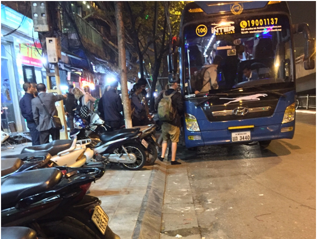 Tương tự, 21h32 ngày 28.3, xe Interbusline cũng ngang nhiên dừng đỗ, bắt khách ngay trước cửa văn phòng ở