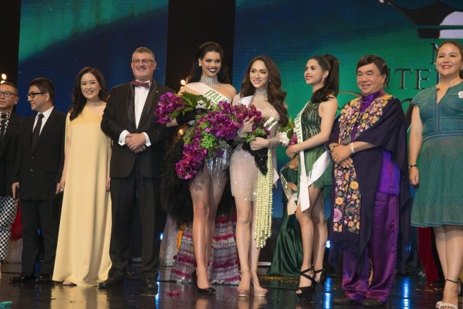 Hương Giang và các người đẹp.