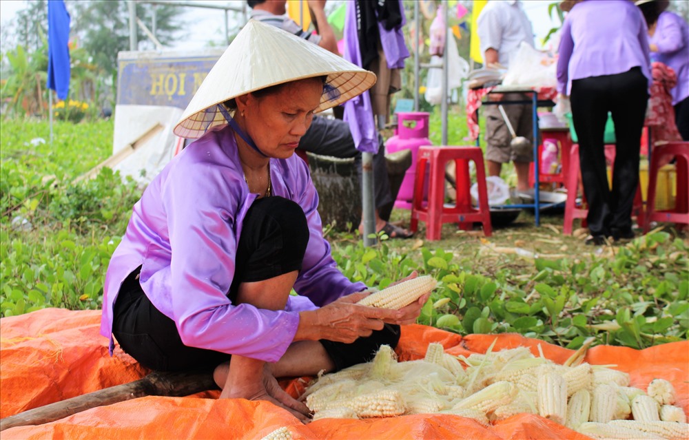 Bóc vỏ bắp chuẩn bị nướng. Ảnh: N.K