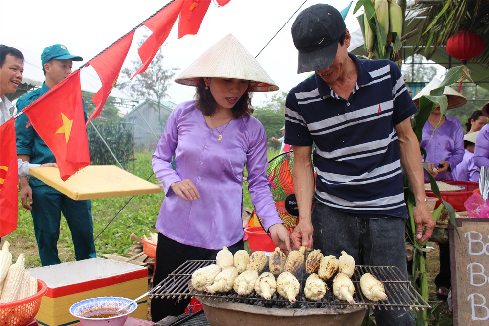 Đặc biệt, du khách còn được tự tay chế biến các món ăn được làm từ bắp như bắp luộc, bắp xào, bắp ngào, chè bắp, súp bắp, bắp nướng, chả bắp, lớ bắp,… Tham quan các quầy trưng bày các sản phẩm đa dạng được chế biến từ bắp. Ảnh: N.K