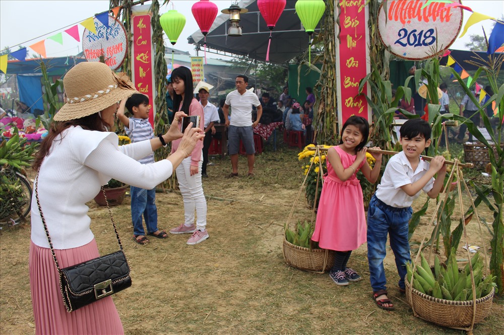 Du khách hào hứng tham gia ngày hội bắp nếp Cẩm Nam. Ảnh: N.K