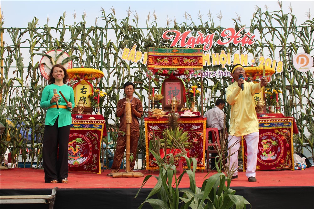 Sau phần nghi thức tế lễ, người dân và du khách cùng hòa mình vào không khí vui tươi, nhộn nhịp tại lễ hội với nhiều hoạt động thú vị như hô bài chòi, đập nồi, tham gia hái lộc,... Ảnh: N.K