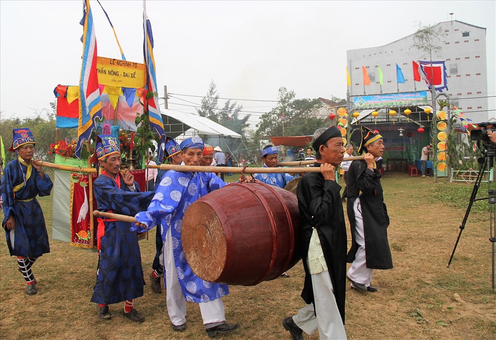 Nghi lễ Nghinh tổ Thần Nông, tế lễ cổ truyền nhằm tri ân, tưởng nhớ tổ nghề, cầu nguyện cho mưa thuận gió hòa, mùa màng tươi tốt, giúp dân làng có cuộc sống ấm no, hạnh phúc. Ảnh: LP