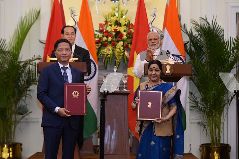 Chủ tịch Nước Trần Đại Quang và Thủ tướng Narendra Modi đã chứng kiến lễ trao đổi các văn kiện hợp tác. Ảnh: BNG Ấn Độ