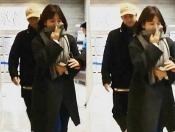 Song Hye Kyo liên tục lấy tay che bụng. Ảnh: Sina