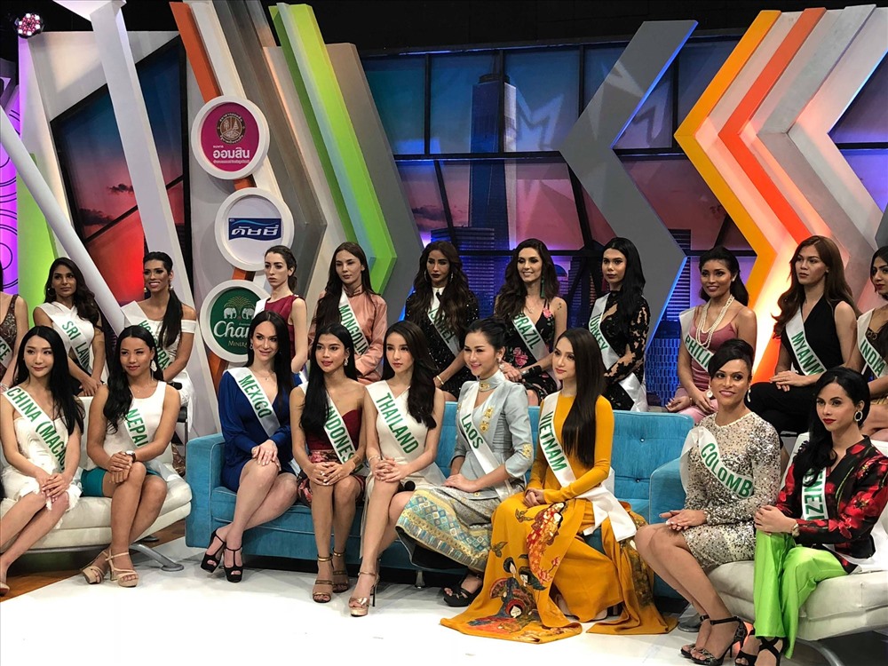 Hương Giang Idol nổi bật bên các thí sinh Hoa hậu chuyển giới