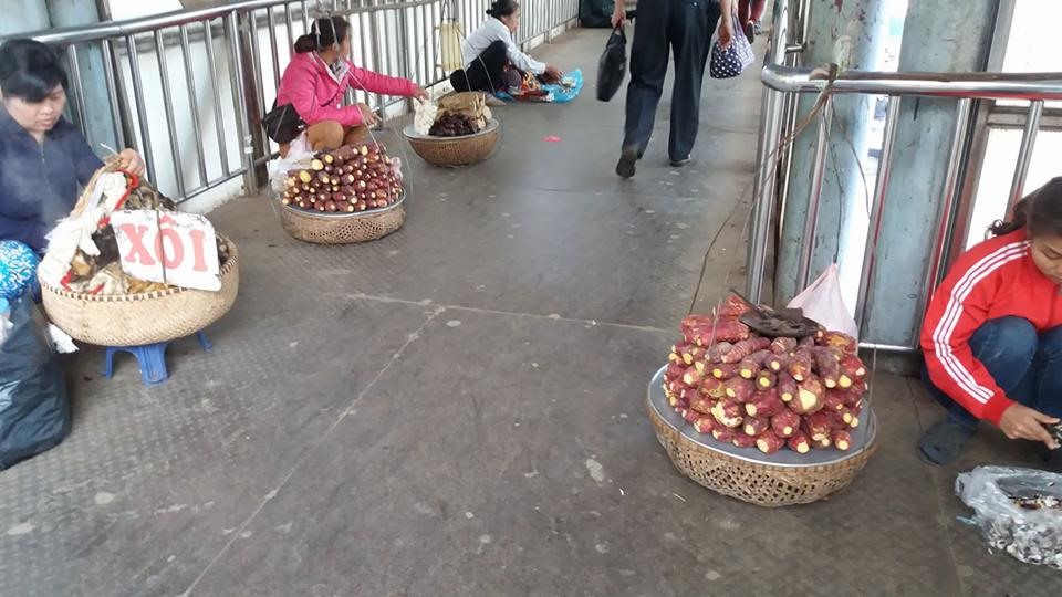 Cầu bộ hành trước cổng bệnh viện Bạch Mai diễn ra tình trạng lộn xộn và mất vệ sinh. Đây là cầu bộ hành với số lượng người qua lại đông đúc, có mái che chắn, lợi dụng đặc điểm đó một số người đã đem hàng hóa lên trên cầu để bán gây mất vệ sinh và khó khăn cho việc đi lại của người dân.