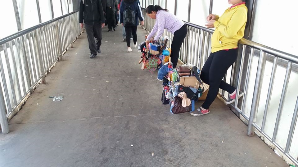 Bên dưới chân cầu thì xe ôm vây kín, trên cầu thì người bán hàng rong chèo kéo gây mất an toàn và dễ xảy ra các tệ nạn trộm cắp, móc túi...