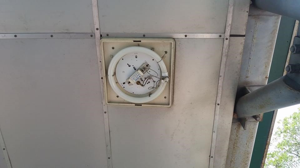 Một số cầu đi bộ được lắp đặt mái che để tránh nắng mưa, hệ thống đèn chiếu sáng chạy dọc thân cầu. Nhưng sau một thời gian sử dụng một số bóng đèn tại đây đã bị hư hại, hỏng hóc thậm chí gây mất an toàn cho người qua lại.