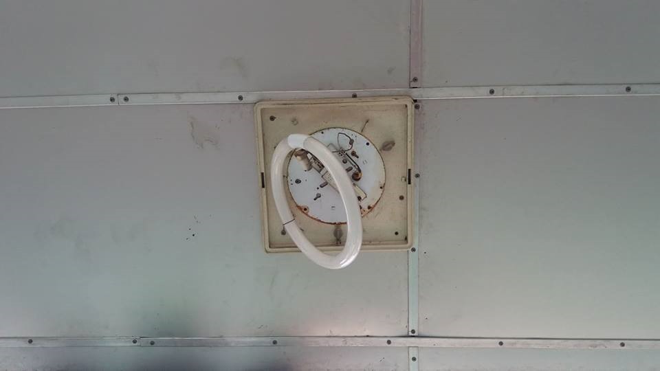 Tại cầu đi bộ trước cổng Công viên Thống nhất, một số bóng đèn đã bị mất lớp vỏ bên ngoài. Các mối vít để giữ bóng đèn đã bị hỏng nên bóng được buộc lại bằng dây thép không mấy chắc chắn.