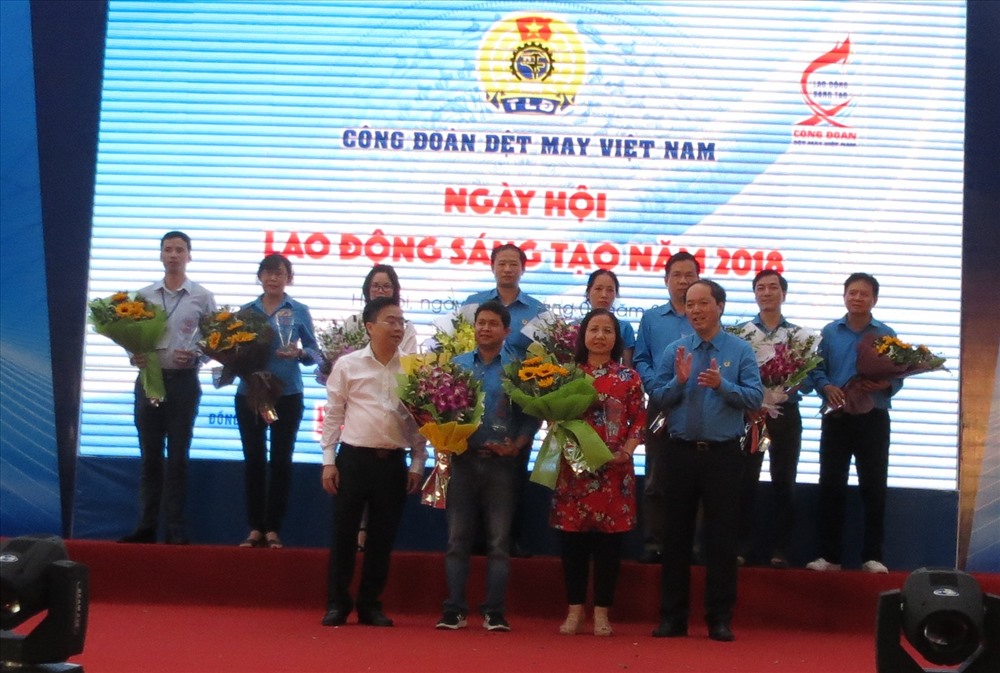 Các ông Lê Tiến Trường - Phó Bí thư Đảng ủy, Tổng Giám đốc Tập đoàn Dệt May VN và Lê Nho Thướng - Chủ tịch CĐ Dệt May VN trao tặng giải thưởng tôn vinh 10 tập thể Sáng tạo tiêu biểu. Ảnh: Xuân Trường