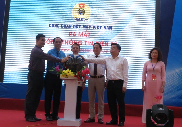 Phó Chủ tịch Tổng LĐLĐVN Mai Đức Chính (giữa) cùng Chủ tịch CĐ Dệt May Lê Nho Thướng (thứ hai, từ trái sang) và các đại biểu khai trưởng Cổng thông tin điện tử CĐ Dệt May VN. Ảnh: Xuân Trường