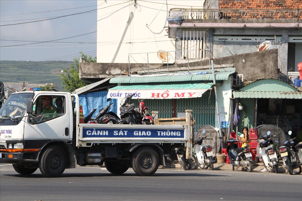 4 chiếc xe máy bị tông biến dạng