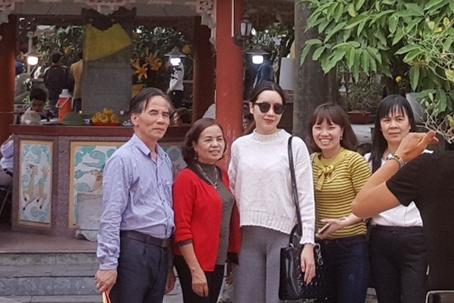bà Trần Thị Yến (hiệu trưởng nhà trường) và bà Lê Thị Hiền (hiệu phó) cùng một số người khác có mặt và làm lễ tại đền Bà Chúa Kho (Bắc Ninh). Bà Yến mang một mâm đồ lễ với nhiều loại vàng mã len lỏi vào lễ đền.