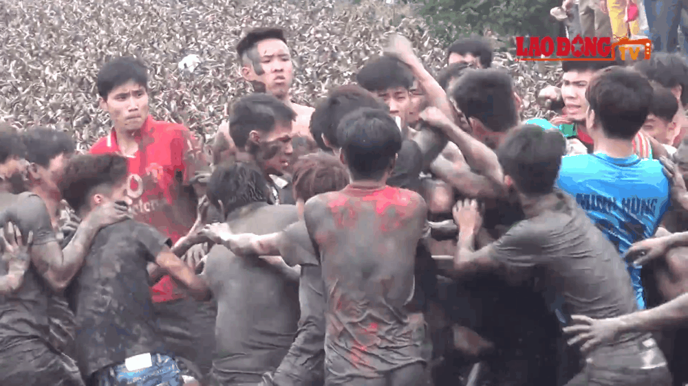 Hỗn chiến tại Lễ hội Cướp Phết Hiền Quan (Phú Thọ). Ảnh: Dung Hà