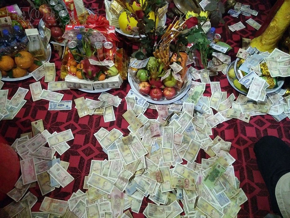 Ngày 1.3 (tức mùng 14 tháng Giêng), đến hẹn lại lên, hàng ngàn người dân hành hương đến đền Bà Chúa Kho (phường Vũ Ninh, Bắc Ninh) dâng lễ để xin lộc,“vay vốn” bà Chúa Kho, mong cho cả năm được may mắn, làm ăn phát đạt.