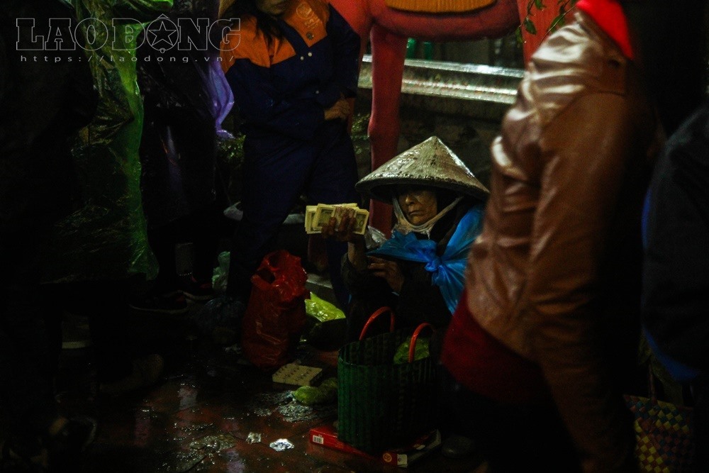 Tại đền Công Đồng (Phủ Dầy, Vụ Bản, Nam Định), nhiều người đi xin lộc cầu may vẫn cố tình nhét tay vào tượng quan, ngoài cửa đền Trình, đội ngũ đổi tiền lẻ ngang nhiên hoạt động.